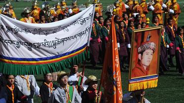 Le portrait de Jigme Khesar Namgyel Wangchuck, roi du Bhoutan, lors de festivités pour son 34e anniversaire, le 21 février 2014 à Thimphu  [Dibyangshu Sarkar / AFP]