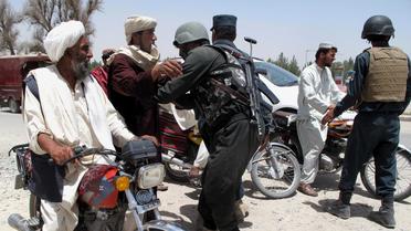 Des policiers afghans à un checkpoint dans la province du Helmand le 25 juin 2014  [Abdul Malik / AFP]