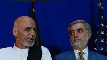 Les candidats à la présidentielle afghane Ashraf Ghani (g) et Abdullah Abdullah, le 8 août 2014 à Kaboul [Wakil Kohsar / AFP]