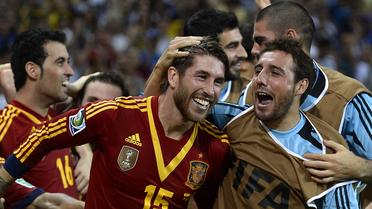 Les Espagnols Sergio Ramos et Santi Cazorla célèbrent leur qualification pour la finale de la Coupe des Confédérations, le 27 juin 2013 à Fortaleza [Yuri Cortez / AFP]