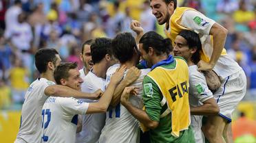 Les Italiens célèbrent leur victoire aux tirs au but contre l'Uruguay, lors du match pour la 3e place, le 30 juin 2013 à Salvador [Daniel Garcia / AFP]