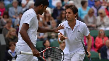 Le Français Edouard Roger-Vasselin avec son partenaire de double, l'Indien Rohan Bopanna, lors d'un quart de finale de double à Wimbledon, le 2 juillet 2013. [CARL COURT / AFP]