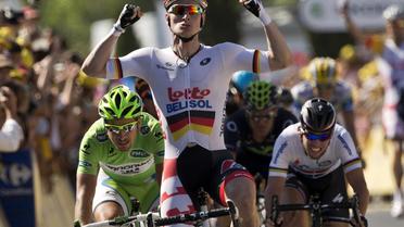 L'Allemand Andre Greipel lève les bras en franchissant la ligne d'arrivée en vainquerur lors de la 6e étape du Tour de France [ / AFP]