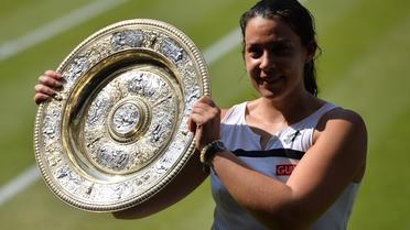 La Française Marion Bartoli avec le trophée de la gagnante du simple dames du tournoi de Wimbledon le 6 juillet 2013 à Londres [CARL COURT / AFP Photo]