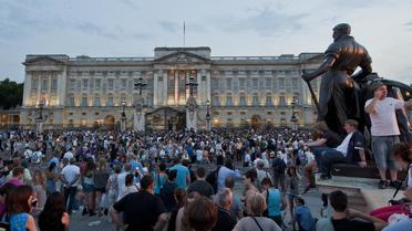 La foule rassemblée le 22 juillet 2013 devant Buckingham Palace [Will Oliver / AFP]