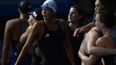 La Française Coralie Balmy (c) après le relais 4X200 mètres nage libre lors des Mondiaux de Barcelone, le 1er août 2013 [Pierre-Philippe Marcou / AFP]