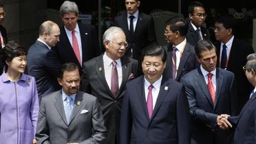 Au premier plan à droite, le président chinois Xi Jinping, entouré d'autres dirigeants, au sommet de l'Apec, le 8 octobre 2013 à Nusa Dua en Indonésie [Dennis M. Sabangan / Pool/AFP]