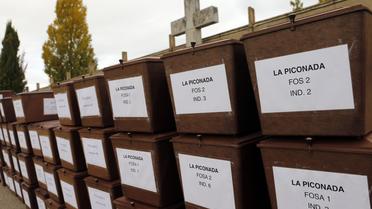 Les urnes contenant les restes de 129 victimes du franquisme sont alignées le 2 novembre 2013 à Arando de Duero, dans le nord de l'Espagne  [Cesar Manso / AFP]