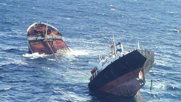 Le pétrolier Le Prestige, coupé en deux coule au large de la Galice, le 19 novembre 2002 [ / AFP/Archives]