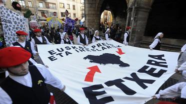 Des manifestants réclament que des prisonniers appartenant au groupe armé ETA soient rapatriés dans le Pays basque, le 7 décembre 2013 à Durango [Rafa Rivas / AFP/Archives]