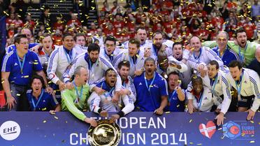 L'équipe de France messieurs de handball pose avec son trophée après sa victoire en finale de l'Euro-2014, le 26 janvier 2014 à Herning (Danemark) [Jonathan Nackstrand / AFP]