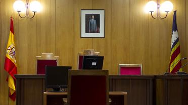 Un portrait du roi d'Espagne au tribunal de Palma de Majorque, où sera jugée l'Infante Cristina, le 7 février 2014 [Jaime Reina / AFP]