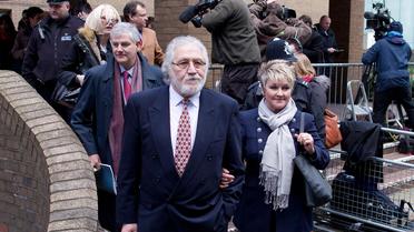 Dave Lee Travis, ex-animateur vedette de la BBC, et sa femme Marianne, au tribunal de Londres, le 13 février 2014 [Justin Tallis / AFP]
