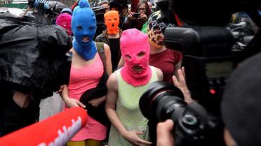 Les jeunes femmes de Pussy Riot Nadejda Tolokonnikova (g) et Maria Alekhina répondent aux journalistes parès leur interrogatoire au bureau de police d'Adler près de Sotchi, le 18 février 2014 [Andrej Isakovic / AFP]