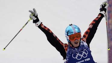 La cjhampionne canadienne Marielle Thompson célèbre sa victoire en finale de skicross au parc extrême de Rosa Khoutor, près de Sotchi, le 21 février 2014 [ / AFP]