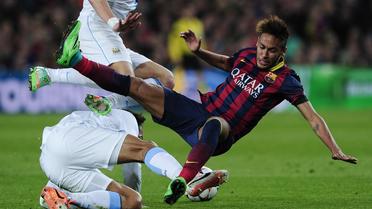 L'attaquant brésilien du FC Barcelone Neymar (d) face à Manchester City en Ligue des champions, le 12 mars 2014 au Camp Nou [Josep Lago / AFP/Archives]