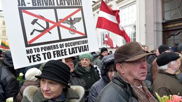 Vétérans lettons ayant combattu dans les rangs de la Waffen SS durant la deuxième Guerre mondiale et leurs sympathisants, le 16 mars 2014 à Riga [Ilmars Znotins / AFP]