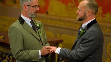 Andrew Wale et Neil Allard échangent leurs alliance lors de leur mariage célébré le 29 mars 2014 à Brighton [Leon Neal / AFP]