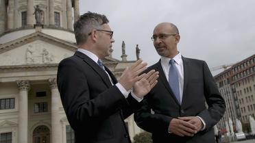 Harlem Désir, secrétaire d'Etat aux Affaires européennes, pose le 11 avril 2014 à Berlin avec son homologue allemand Michael Roth [Carsten Koall / AFP]