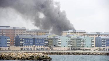 Un panache de fumée après l'explosion du générateur d'une centrale électrique, le 20 avril 2014 à Gibraltar [Marcos Moreno / AFP]