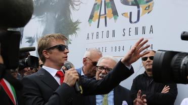 Le pilote finlandais de F1 Kimi Raikkonen (à gauche) rend hommage au Brésilien Ayrton Senna lors d'une cérémonie pour commémorer le 20e anniversaire de sa mort  sur le circuit d'Imola le 1er mai 2014 [Mauro Monti / AFP]
