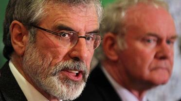 Gerry Adams lors d'une conférence de presse donnée le 4 mai 2014 à Belfast à l'issue de sa garde à vue. A droite: Martin McGuinness  [Peter Muhly / AFP]