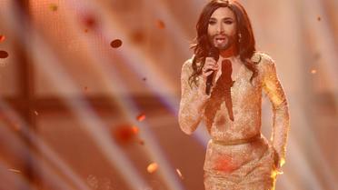 Conchita Wurst, chanteur autrichien travesti à barbe, consacré samedi 10 mai 2014 par l'Eurovision, sur scène, au Danemark [Jonahtan Nackstrand / AFP]
