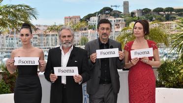 Hors écran, certains réalisateurs présents à Cannes ont dénoncé à leur façon le pouvoir de l'argent, comme l'équipe du film turc Winter Sleep qui a appelé le 16 mai 2014 à la solidarité envers les proches des 300 mineurs de Soma tués dans une explosion [Bertrand Langlois / AFP/Archives]