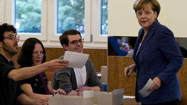 La chancelière Angela Merkel dépose son bulletin dans l'urne pour les européennes, le 25 mai 2014 à Berlin  [John MacDougall / AFP]