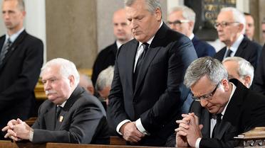 L'ex-président Lech Walesa (g) et le président polonais Bronislaw Komorowski (c) lors d'une messe à la mémoire du général Wojciech Jaruzelski à Varsovie, le 30 mai 2014 [Janek Skarzynski / AFP]