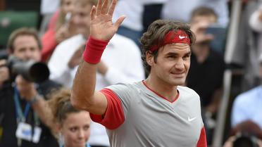 Le Suisse Roger Federer salue les spectateurs de Roland-Garros après sa victoire sur le Russe Dimitry Tursunov (N.31) au troisième tour, le 30 mai 2014 [Pascal Guyot / AFP]
