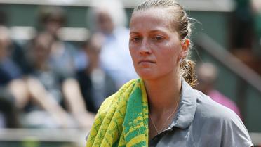 La Tchèque Petra Kvitova mécontente de son jeu après avoir perdu un point face à la Russe Svetlana Kuznetsova au 3e tour du Tournoi de Roland-Garros, le 31 mai 2014 à Paris [ / AFP]