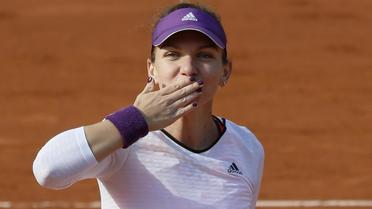 La Roumaine Simona Halep après sa victoire en quart de finale de Roland-Garros sur la Russe Svetlana Kuznetsova, le 4 juin 2014 [PATRICK KOVARIK / AFP]