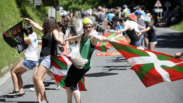 Des gens forment une chaîne humaine en tenant un drapeau basque à Mondragon le 8 juin 2014 [Rafa Rivas / AFP]