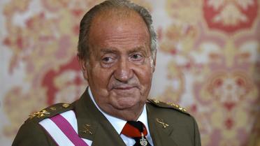 Le roi Juan Carlos d'Espagne lors d'une cérémonie militaire le 8 juin 2014 à Madrid [Andrea Comas / Pool/AFP]