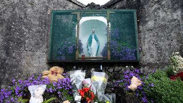 Un autel à Tuam, dans le conté de Galway, en Irlande le 9 juin 2014, érigé en hommage de 800 enfants inhumés secrètement dans une fosse commune d'environ 800 enfants de mères célibataires hébergées par des soeurs du Bon Secours entre 1925 et 1961 [Paul Faith / AFP]