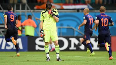 Iker Casillas dépité après le 4e but des Pays-Bas inscrit par Robin van Persie, à Salvador, au premier tour du groupe B du Mondial, le 13 juin 2014 [Javier Soriano / AFP]