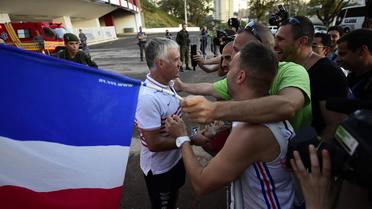 L'entraîneur de l'équipe de France Didier Deschamps félicité par des supporteurs avec un drapeau aux couleurs nationales après un entraînement au Mondial le 17 juin 2014 à Ribeirao Prieto [ / AFP]