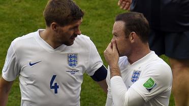 Le capitaine de l'Angleterre Steven Gerrard avec l'attaquant Wayne Rooney lors de la Coupe du Monde 2014, le 24 juin contre le Costa Rica à Belo Horizonte, Brésil. [Odd Andersen / AFP]