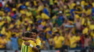 L'émotion des Brésiliens Neymar et Thiago Silva après la victoire contre le Chili, aux tirs au but, le 28 juin 2014 à Belo Horizonte [Vanderlei Almeida / AFP]