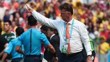 Le coach néerlandais Louis van Gaal affiche sa satisfaction après une bonne action de ses joueurs contre le Mexique en 8e de finale du Mondial, le 29 juin 2014 à Fortaleza   [ / AFP]