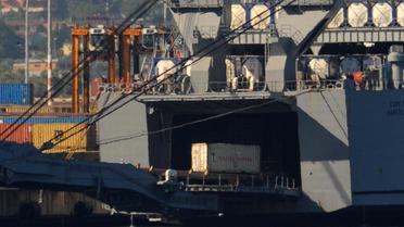 Des containeurs contenant des armes chimiques sont chargés dans les soutes du navire militaire américain Cape Ray, le 2 juillet 2014 dans le port du Gioia Tauro, en Italie [Mario Laporta / AFP]