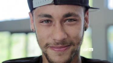 Image de télévision diffusée par la Fédération brésilienne de football montrant Neymar au centre d'entraînement de la Seleçao à Teresopolis avant son départ pour son domicile à Guaruya, le 5 juillet 2014 [- / AFP]