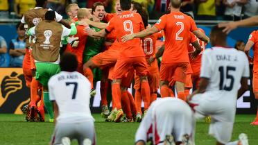 Les Néerlandais célèbrent leur qualification pour la demi-finale de la Coupe du monde acquise aux tirs au but contre le Costa Rica, le 5 juillet 2014 à Salvador. [Ronaldo Schemidt / AFP]