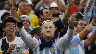Un supporter argentin porte un masque du Pape François lors de la demi-finale entre les Pays-Bas et l'Argentine au stade Arena Corinthians à Sao Paulo le 9 juillet 2014  [Fabrice Coffrini / AFP]