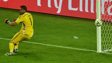 Le tir de Mario Götze bat le gardien argentin Sergio Romero, en finale du Mondial, le 13 juillet 2014 à Rio [Nelson Almeida / AFP]