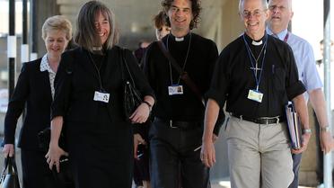 L'archevêque de Canterbury Justin Welby (d) arrive entouré de ses conseillers pour le synode général de l'Eglise anglicane, à York le 14 juillet 2014 [Lindsey Parnaby  / AFP]