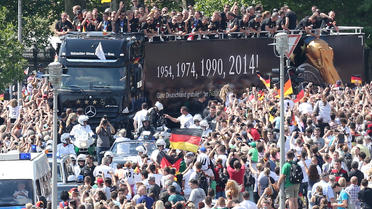 Le "camion à impériale" transportant l'équipe d'Allemagne championne du monde, dans les rues de Berlin, le 15 juillet 2014 [Wolfgang Kumm / AFP]