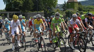 Le peloton, avec en tête les leaders, s'élance sur les routes de la 11e étape du Tour de France entre Besançon et Oyonnax, le 16 juillet 2014  [ / AFP]
