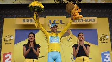 Vincenzo Nibali (c), solide leader du Tour de France, après avoir endossé le maillot jaune à l'issue de la 14e étape, le 19 juillet 2014 à Risoul [ / AFP]